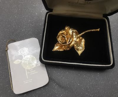 Broche en métal doré à l'or fin représentant une rose