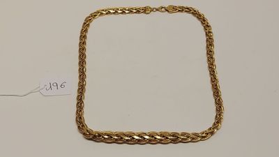 un bracelet en chaîne d'or avec un fermoir carré