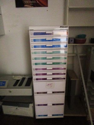 une armoire haute comportant de nombreux tiroirs