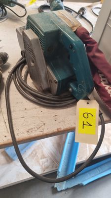 une machine posée sur une table