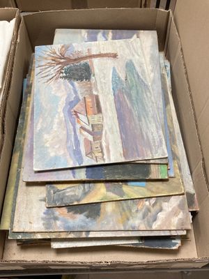 une boîte remplie de tableaux posée sur une table