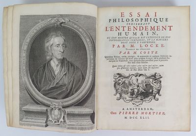 un vieux livre avec la photo d'un homme dans un cadre