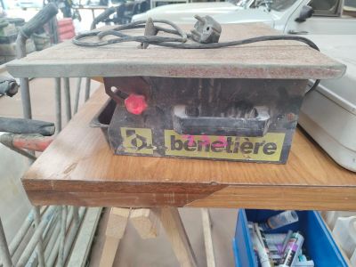 une machine posée sur une table en bois