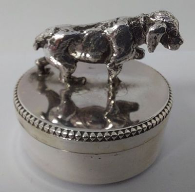 une boîte en argent surmontée d'un cheval
