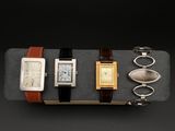 un assortiment de montres et d'autres objets exposés sur un fond noir