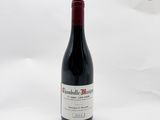 une bouteille de vin posée sur une table