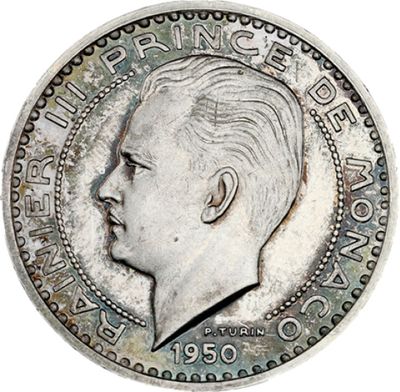 Gros plan sur une pièce de monnaie portant le visage d'un homme