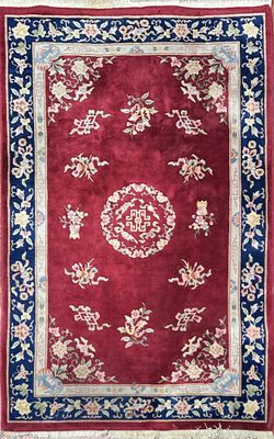 CHINE XXe. TAPIS en soie et laine noué main à fond rouge à d…