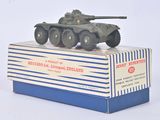 un char miniature posé sur une boîte