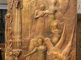 un chevalet en bois sur lequel est posé un tableau, dans une pièce