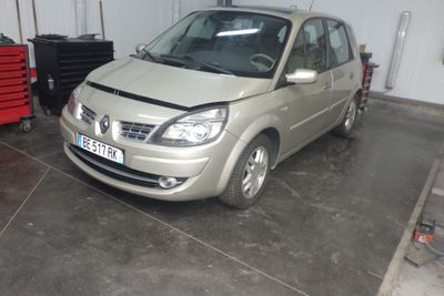 une petite voiture garée dans un garage