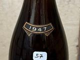 une bouteille de vin posée sur une table