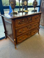 Commode dite " Parisienne" en bois naturel mouluré et sculpt… (photo 5)