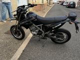 une moto noire garée sur le bord de la rue
