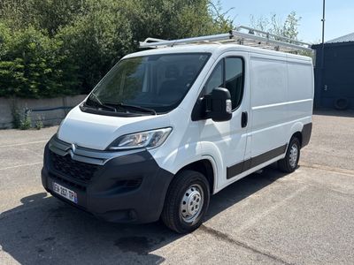 la camionnette blanche est garée sur un parking avec des arbres en arrière-plan