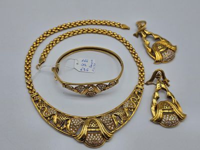 un collier, un bracelet et une bague en or, ainsi qu'une paire de boucles d'oreilles