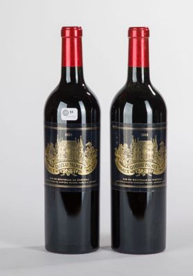 deux bouteilles de vin rouge posées l'une à côté de l'autre sur une surface blanche