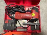 une boîte à outils rouge avec des outils sur le sol