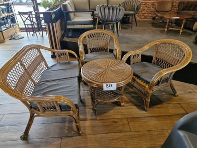 plusieurs chaises et une table dans un magasin, avec une étiquette de prix dessus