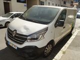 une camionnette blanche garée sur le côté de la rue