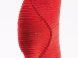 un vase rouge orné d'un motif en spirale