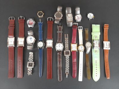 un grand nombre de montres posées sur une table