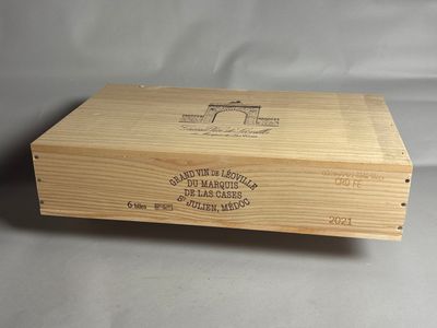 une boîte en bois ornée d'un dessin, posée sur une table