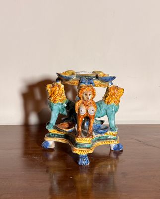 une figurine représentant un cheval et un chien posée sur une table