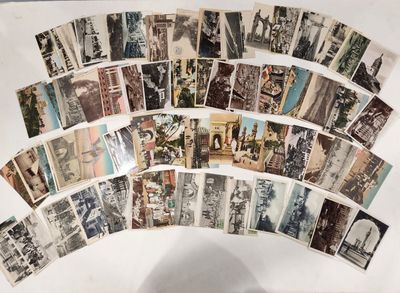 une grande collection de cartes postales anciennes posée sur une table