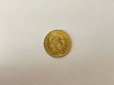 une pièce d'or sur laquelle figure l'image d'un homme