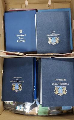 trois livres dans une boîte, posés sur une table