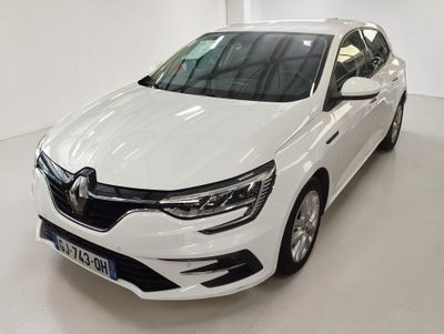 Une voiture blanche est garée dans une pièce blanche.