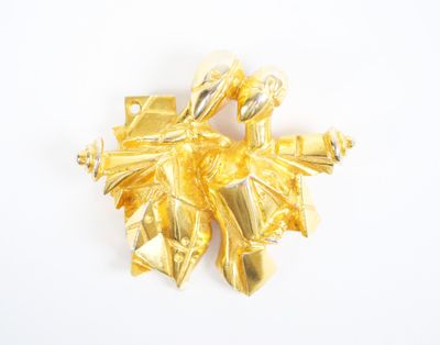 une broche plaquée or ornée d'une fleur