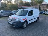 une camionnette blanche garée dans un parking à côté d'autres voitures