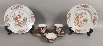 trois assiettes et tasses sont posées les unes à côté des autres sur une table
