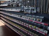 de nombreux articles à vendre sur les étagères du magasin
