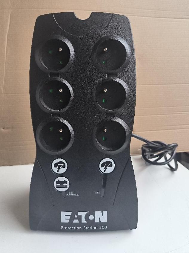 Onduleur avec parasurtenseur de marque EATON, modèle Protect…