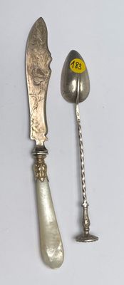 deux cuillères et un couteau sur une table blanche
