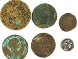 plusieurs types de pièces de monnaie sont présentés sur une surface blanche