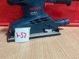 une ponceuse orbitale Bosch posée sur une table, avec son étiquette de prix