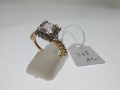 une photo d'une bague en diamant à laquelle est accrochée une étiquette de prix