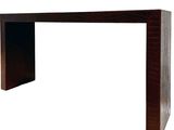 La table est en bois et son plateau est noir.