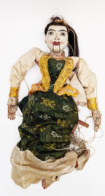 THAILANDE Marionnette en bois polychrome et tissu.