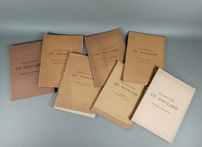 six vieux livres posés les uns à côté des autres sur une table