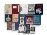 un grand nombre de livres posés sur une table