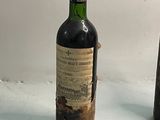 deux bouteilles de vin posées l'une à côté de l'autre sur une table