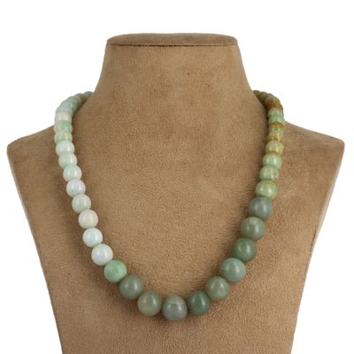gros plan d'un collier sur un mannequin mannequin