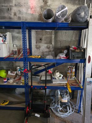 une étagère bleue sur laquelle sont posés des outils, dans un garage