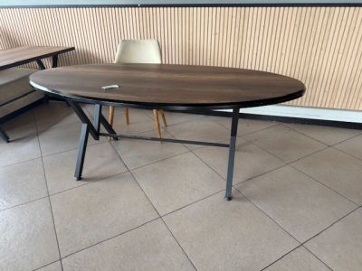 une table avec deux chaises et une table sur laquelle se trouve une chaise