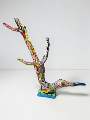 une sculpture colorée représentant un oiseau, posée sur une table